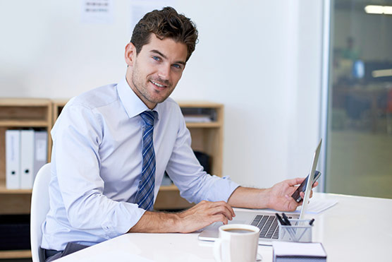 Zentrale Suche: Arbeit am Laptop | orgaMAX Bürosoftware
