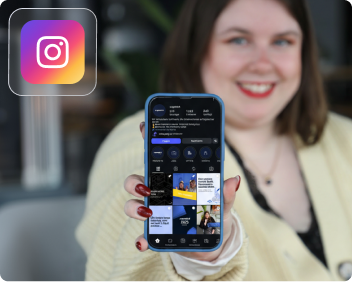 Frau hält ein Smartphone mit geöffnetem Instagram-Profil in die Kamera, daneben das Instagram-Logo