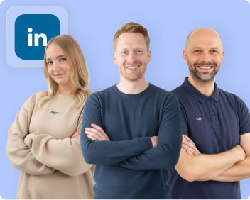 orgaMAX Mitarbeitende Nicole, Lars und Eugen lächelnd nebeneinander vor blauem Hintergrund, daneben das LinkedIn-Logo