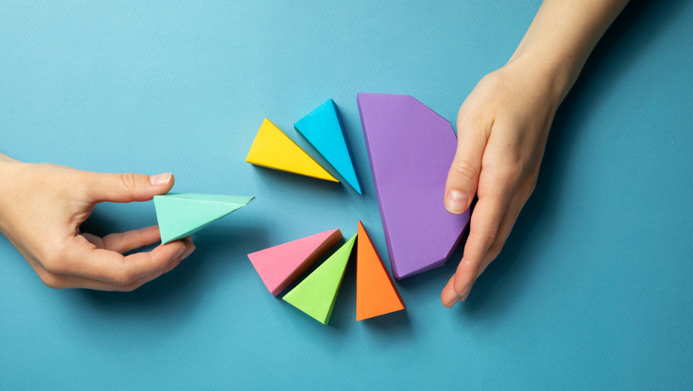 Bunte Diagrammsegmente werden zusammengesetzt – Symbolbild für Deckungsbeitrag berechnen und die Analyse von Kosten und Erlösen.