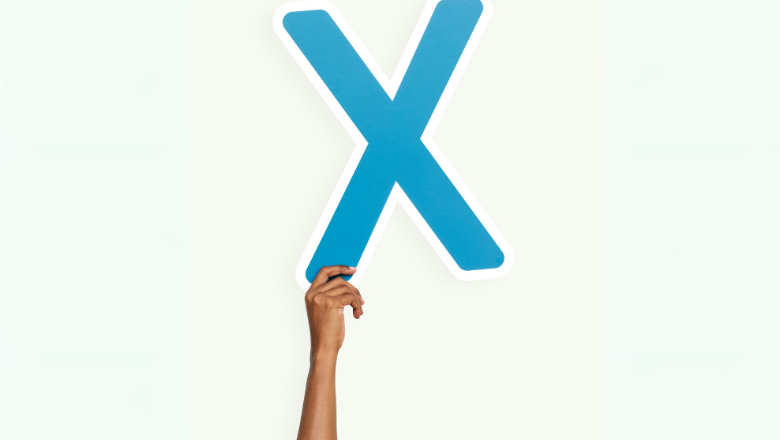 X-Rechnung Hand hält ein großes X als Symbol für die elektronische X-Rechnung