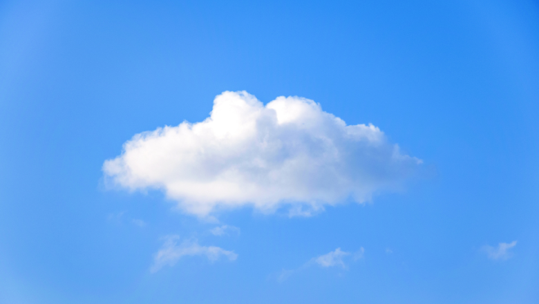 Cloud Weiße Wolke vor blauem Himmel – symbolisches Bild für moderne IT-Lösungen wie die Cloud in der Buchhaltung.