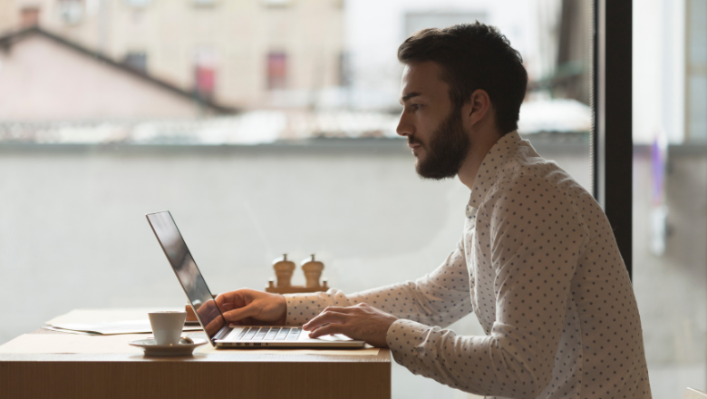 Digitale Buchhaltung Mann mit Laptop im Café – steht für ortsunabhängiges Arbeiten dank digitaler Buchhaltung.