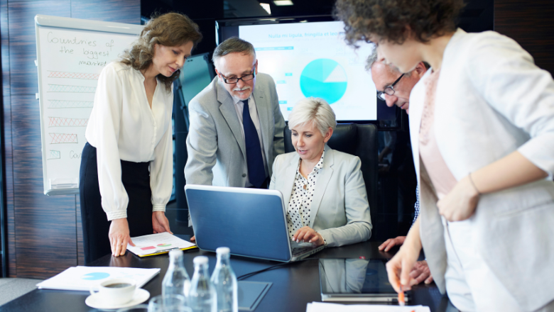 Enterprise Resource Planning ERP Business-Team bespricht sich vor Laptop und Diagramm – steht für strategisches Enterprise Resource Planning (ERP) im Unternehmen.