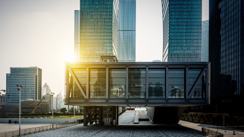 Gebäudeabschreibung Modernes Bürogebäude im Sonnenlicht – steht symbolisch für Immobilienwerte und deren Gebäudeabschreibung.