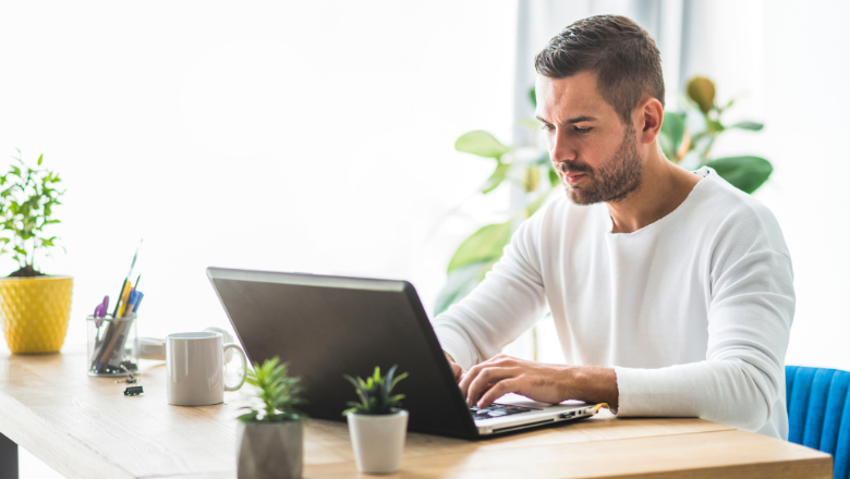 Köperschaftssteuer Unternehmer arbeitet am Laptop und beschäftigt sich mit der Körperschaftssteuer.