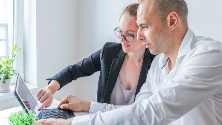 Mandantenfähigkeit Zwei Personen arbeiten gemeinsam an einem Laptop – symbolisch für Software mit Mandantenfähigkeit.