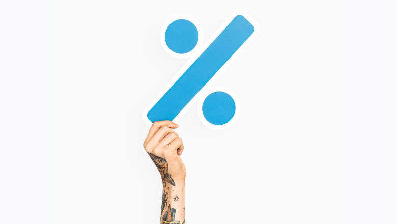 Umsatzsteuer (Mehrwertsteuer) Hand hält ein großes Prozentzeichen als Symbol für die Umsatzsteuer (Mehrwertsteuer)